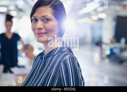 Ritratto sorridente e fiducioso imprenditrice maturo Foto Stock