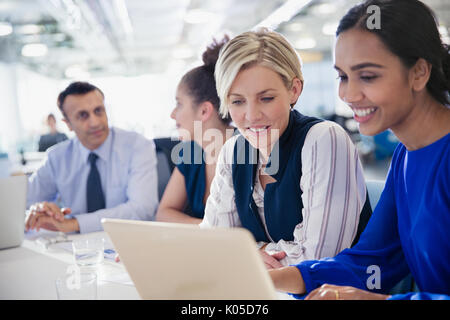 Imprenditrici lavora al computer portatile in office meeting Foto Stock