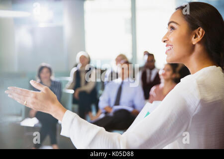 Sorridente imprenditrice leader presentazione della conferenza Foto Stock