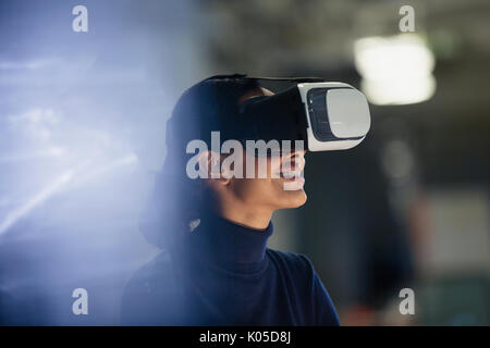 Imprenditrice utilizzando la realtà virtuale simulator Foto Stock