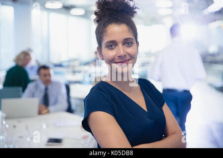 Ritratto fiducioso imprenditrice in office Foto Stock