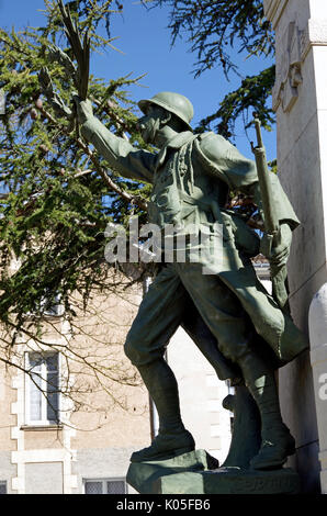 Prima Guerra Mondiale memorial, nella piazza di St Benoit, vicino a Poitiers, Vienne, Francia, Foto Stock