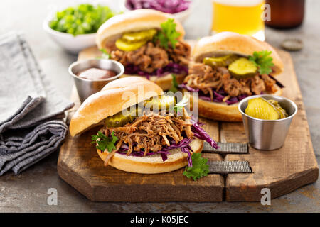 Tirato panini di maiale con verze e sottaceti Foto Stock