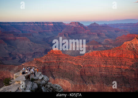 Toursits si riuniscono per prendere il paesaggio delle fotografie al margine sud del Grand Canyon negli Stati Uniti Stato dell Arizona come il sole comincia a set. Foto Stock