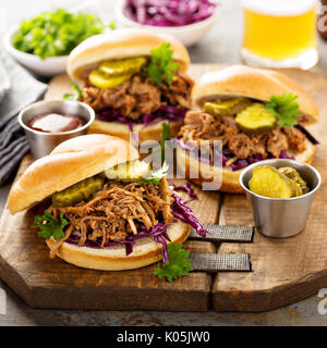 Tirato panini di maiale con verze e sottaceti Foto Stock