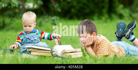 A sette anni di età bambino la lettura di un libro Foto Stock