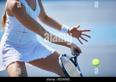 Femmina giocatore di tennis giocando a tennis, tenendo racchetta da tennis Foto Stock