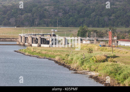 Canale di Panama, Panama. Gatun diga sul Lago di Gatun, Chages di sbarramento del fiume. Foto Stock