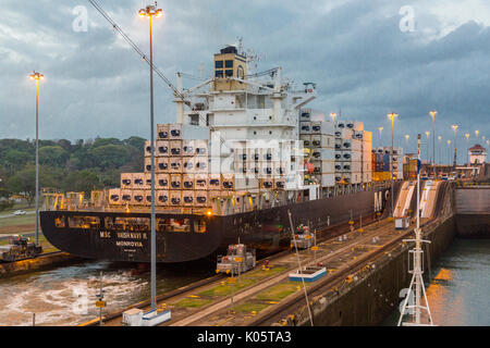 Canale di Panama, Panama. Contenitore nave entrando nel primo blocco, Caraibi, dirigendosi verso il Lago di Gatun, Foto Stock