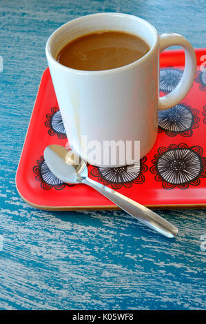 La tazza di caffè per il vintage vassoio rosso Foto Stock