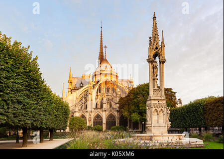 Spia arancione dal sorgere del sole sulla cima di Notre Dame de Paris Foto Stock