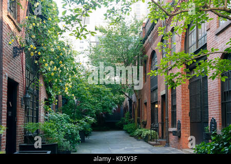 Sniffen Corte carrozza storica case (1863-1864) in Murray Hill, New York City. Restaurato e convertito in residenze, teatro amatoriale & comedy club. Foto Stock