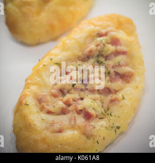 Effetto retrò immagine sbiadita di prelibato prosciutto a fette di pane Foto Stock