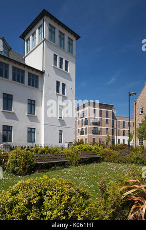 Il molto vario di stili architettonici di case e appartamenti formanti una parte di Eco-design di sviluppo a Upton un sobborgo di Northampton, England, Regno Unito Foto Stock