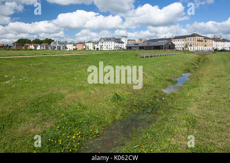 Stile architettonico contemporaneo misto alloggi accanto al parco con un sistema di drenaggio urbano sostenibile a Upton, un sobborgo di Northampton, Inghilterra. Foto Stock