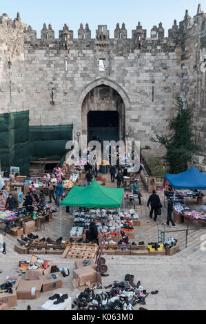 Un mercato fuori porta di Damasco a Gerusalemme la città vecchia. Nel 1538 le mura furono costruite intorno a Gerusalemme e oggi essi definiscono la vecchia città. Foto Stock