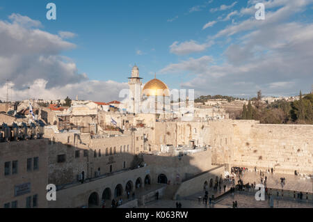 Il Muro Occidentale di Gerusalemme la città vecchia e il Muro Occidentale Plaza, che è stato creato da Israele nel 1967 e divenne la principale area esterna per pregare. Foto Stock