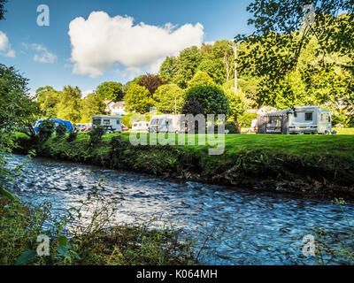Una piccola roulotte lungo le rive del fiume Exe in Exmoor, Somerset. Foto Stock