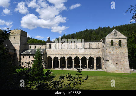 Il Land Turingia, Germania. 19 Ago, 2017. Le rovine del monastero Paulinzella, un ex monastero benedettino nella valle Rottenbach dello stato tedesco della Turingia, Germania, 19 agosto 2017. L'ex monastero benedettino, istituito da un aristocratico di nome Paulina tra 1102 e 1105, è uno dei più importanti edifici romani in Germania. Foto: Jens Kalaene/dpa-Zentralbild/dpa/Alamy Live News Foto Stock