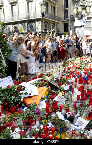 Las Ramblas, Barcelona, Spagna. 20 agosto 2017. Persone portano fiori, si accendono le candele e lasciare bambole preghiere e meditazioni sulle Ramblas a pagare tribut per le vittime degli attentati di Barcellona. Credito: Rosmi Duaso/Vita Alamy News Credito: fototext/Alamy Live News Foto Stock