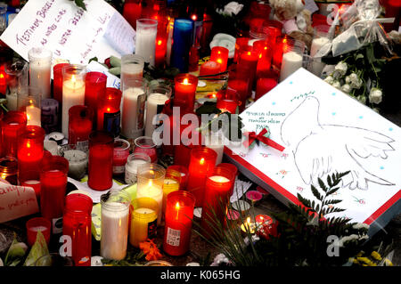 Las Ramblas, Barcelona, Spagna. 20 agosto 2017. Altare con fiori, si accendono le candele e bambole per rendere omaggio alle vittime degli attacchi terroristici sulle Ramblas di Barcellona. Credito: Rosmi Duaso/Vita Alamy News Credito: fototext/Alamy Live News Foto Stock