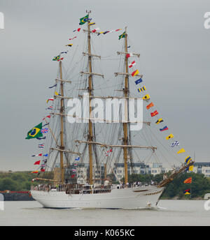 Londra, Regno Unito. 21 Ago, 2017. Brasiliano Marina Sail Training Ship NVe Cisne Branco U20 arriva sul Tamigi, Londra, all'inizio di un avviamento visita a Londra. Credito: un Christy/Alamy Live News. Foto Stock