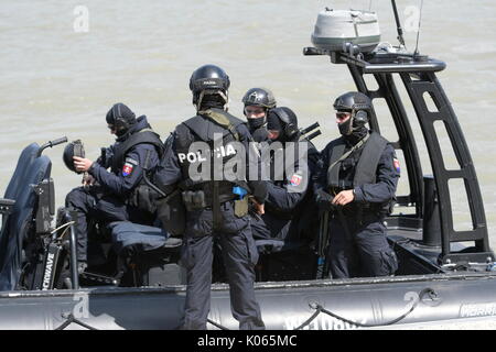 Vienna, Austria. 21 Ago, 2017. EKO Cobra / DSE e di forze di polizia internazionali unità speciale dalla Germania, Slovacchia, Slovenia e Ungheria hanno preso parte in un esercizio di terrorista in Vienna. Germania: funzionari della Special Operations Command (SEK) Nordbayern, la Special Operations Command (SEK) Baviera meridionale con una barca di accesso nonché la Federal guardia di confine 'GSG 9'. La Slovacchia: Funzionari dell'unità antiterror 'lynx-Comando' con due elicotteri. Credito: Franz Perc/Alamy Live News Foto Stock