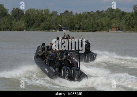 Vienna, Austria. 21 Ago, 2017. EKO Cobra / DSE e di forze di polizia internazionali unità speciale dalla Germania, Slovacchia, Slovenia e Ungheria hanno preso parte in un esercizio di terrorista in Vienna. Germania: funzionari della Special Operations Command (SEK) Nordbayern, la Special Operations Command (SEK) Baviera meridionale con una barca di accesso nonché la Federal guardia di confine 'GSG 9'. La Slovacchia: Funzionari dell'unità antiterror 'lynx-Comando' con due elicotteri. Credito: Franz Perc/Alamy Live News Foto Stock