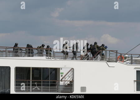 Vienna, Austria. 21 Ago, 2017. EKO Cobra / DSE e di forze di polizia internazionali unità speciale dalla Germania, Slovacchia, Slovenia e Ungheria hanno preso parte in un esercizio di terrorista in Vienna. Germania: funzionari della Special Operations Command (SEK) Nordbayern, la Special Operations Command (SEK) Baviera meridionale con una barca di accesso nonché la Federal guardia di confine 'GSG 9'. La Slovacchia: Funzionari dell'unità antiterror 'lynx-Comando' con due elicotteri. Credito: Franz Perc/Alamy Live News Foto Stock