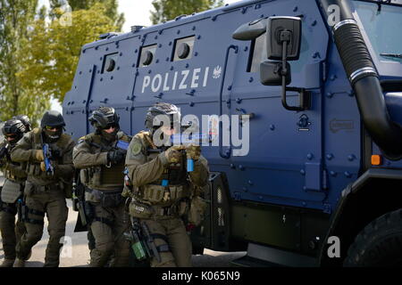 Vienna, Austria. 21 Ago, 2017. EKO Cobra / DSE e di forze di polizia internazionali unità speciale dalla Germania, Slovacchia, Slovenia e Ungheria hanno preso parte in un esercizio di terrorista in Vienna. Germania: funzionari della Special Operations Command (SEK) Nordbayern, la Special Operations Command (SEK) Baviera meridionale con una barca di accesso nonché la Federal guardia di confine 'GSG 9'. La Slovacchia: Funzionari dell'unità antiterror 'lynx-Comando' con due elicotteri. Credito: Franz Perc/Alamy Live News Foto Stock