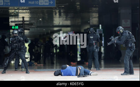 Goyang, Corea del Sud. 21 Ago, 2017. Corea del Sud la sicurezza dei membri e i volontari che partecipano in un anti-terrorismo e anti-esercizio di chimica in Goyang, Corea del Sud, e il agosto 21, 2017. Credito: Lee Sang-ho/Xinhua/Alamy Live News Foto Stock