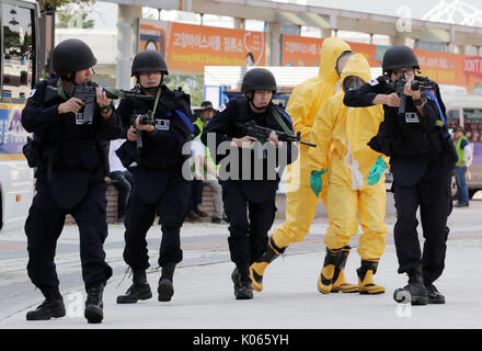 Goyang, Corea del Sud. 21 Ago, 2017. Corea del Sud i membri di sicurezza e i servizi di emergenza personale partecipare ad un anti-terrorismo e anti-esercizio di chimica in Goyang, Corea del Sud, e il agosto 21, 2017. Credito: Lee Sang-ho/Xinhua/Alamy Live News Foto Stock