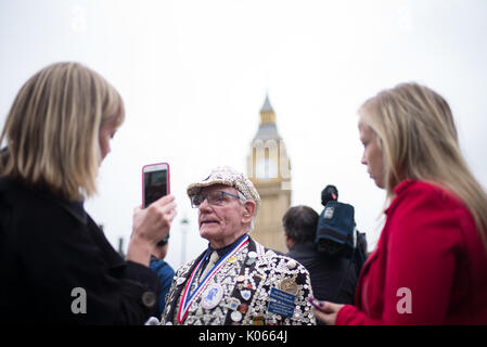 Londra, Inghilterra, Regno Unito. 21 Agosto, 2017. George principali, perlacea re di Peckham unisce la folla e i media di tutto il mondo a testimoniare l'ultimo rintocchi del Big Ben a mezzogiorno prima che esso sia messo a tacere per il restauro di Elisabetta La Torre per quattro anni. Credito: Michael Goldrei/Alamy Live News. Foto Stock