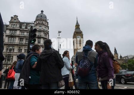 Londra, Regno Unito. 21 Ago, 2017. Big Ben bongs a mezzogiorno e si aspetta di essere silenzioso fino a 2021 tranne in occasioni speciali come ricordo la domenica e il veglione di Capodanno. Questo è così essenziale lavoro di riparazione può avvenire. Credito : claire doherty Alamy/Live News. Foto Stock