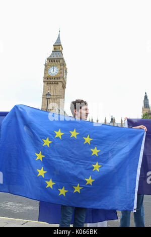 Londra, Regno Unito. 21 Ago, 2017. Pro Europa manifestanti ne spiegherà le bandiere europee come il Grande Orologio della Torre di Elisabetta, a cui viene comunemente fatto riferimento come grandi scioperi a mezzogiorno e cadrà in silenzio per 4 anni a undergoe maggiori lavori di rinnovo Credito: amer ghazzal/Alamy Live News Foto Stock