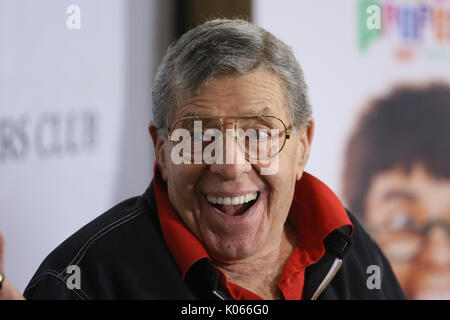 FILE: New York City, Stati Uniti d'America. 21 Ago, 2017. Data di presa: 5 Giu 2014. Jerry Lewis passa. Jerry Lewis assiste i frati Club celebrazione di Jerry Lewis e il cinquantesimo anniversario della 'Il professore matto" a New York Frati Club su Giugno 5, 2014 in New York City. Credito: Erik Pendzich/Alamy Live News Foto Stock