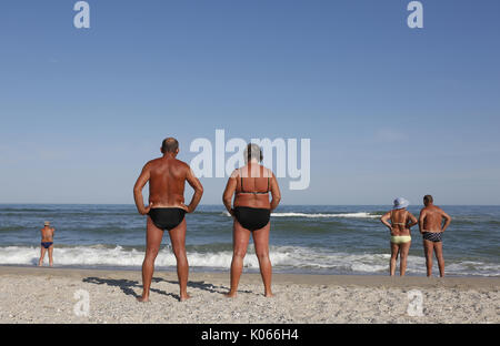 Luglio 17, 2017 - beachgoers ucraine sono visibili sulla riva del Mar Nero all'insediamento Sergiivka, regione di Odessa, Ucraina, 17 luglio 2017. (Credito Immagine: © Anatolii Stepanov via ZUMA filo) Foto Stock