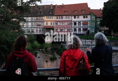 Toursits guardare il Kraemerbruecke (Merchants' ponte) nel centro storico di Erfurt, Germania 19 agosto 2017. Foto: Jens Kalaene/dpa-Zentralbild/dpa Foto Stock