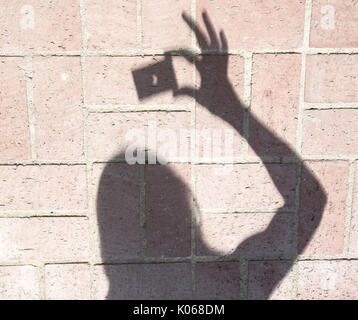 San Clemtente, California, Stati Uniti d'America. 21 Ago, 2017. Una vista diretta del sole e della luna ombra come visto attraverso un palmare carta perforata da un piccolo foro come si vede nella California del sud -----------una sola eclipse mettere gli Stati Uniti in parziale di quasi piena ombra inizio il lunedì mattina. Un eclissi solare può essere visto utilizzando occhiali speciali direttamente anche se esso può essere visto anche indirettamente mediante taglio di un piccolo, circa 5 millimetri o approssimativamente 1/8 di un pollice di diametro foro in una carta che può quindi progetto la luna in ombra il sole quando si svolge a pochi metri da una superficie piana. (Credito Immagine: © David Foto Stock