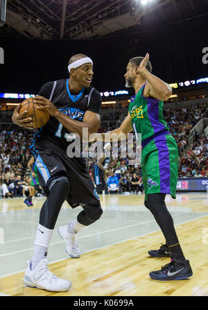 Jerome williams #13 tentativi di alimentazione per far passare la sfera passato mahmoud abdul-rauf #7 3 mostri con testa settimana nove big3 tre su tre campionato di basket keyarena agosto 20,2017 seattle,Washington. Foto Stock