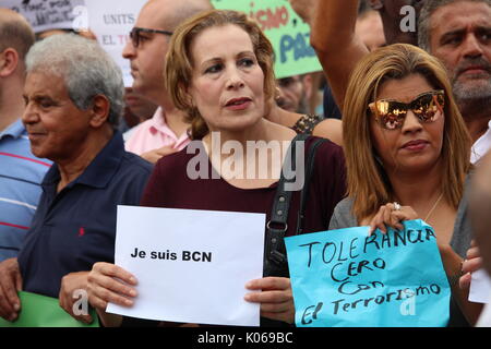 Barcellona, Spagna - Agosto 21, 2017: i membri della comunità musulmana che protestavano contro il terrorismo in Plaza Catalunya dopo l attentato alle Ramblas a pochi giorni prima. Credito: Dino Geromella/Alamy Live News Foto Stock