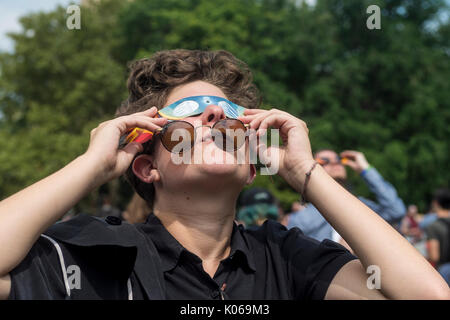 New York, Stati Uniti d'America. 21 Ago, 2017. New York, NY 21 Agosto 2017 - I Newyorkesi riuniti a Washington Square per vedere una parziale eclissi solare. Credito: Stacy Rosenstock Walsh/Alamy Live News Foto Stock