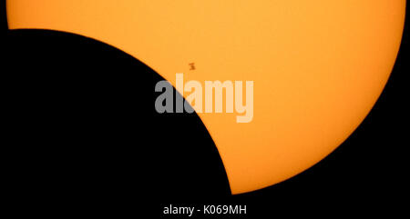 La Stazione Spaziale Internazionale, con un equipaggio di sei a bordo, è visto in silhouette come esso transita il sole a circa cinque miglia al secondo durante una parziale eclissi solare, Lunedì, Agosto 21, 2017 da Ross Lake, nel nord del Parco Nazionale delle Cascate, Washington. A bordo come parte di spedizione 52 sono: gli astronauti della NASA Peggy Whitson, Jack Fischer e Randy Bresnik; cosmonauti russi Fyodor Yurchikhin e Sergey Ryazanskiy; e ESA (Agenzia Spaziale Europea) astronauta Paolo Nespoli. Un eclisse solare totale spazzato attraverso una porzione ristretta di contigui Stati Uniti da Lincoln Beach, Oregon a Charleston, Foto Stock