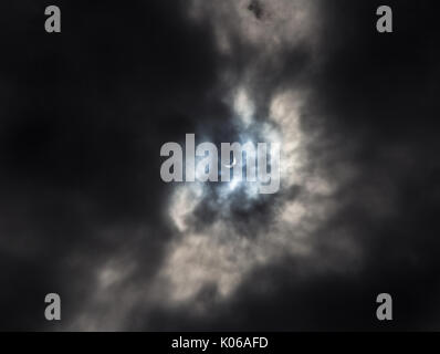 Albuquerque, Nuovo Messico, USA, 21 Agosto, 2017, eclissi solare con la luna di oscurare il sole con le nuvole che agisce come un filtro naturale, Neala McCarten/Alamy Live News Foto Stock