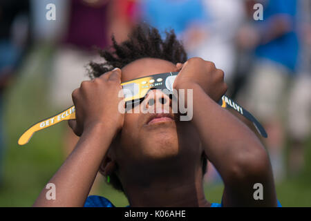 Amherst, STATI UNITI D'AMERICA. 21 Ago, 2017. African American boy la visione di eclipse in Amherst MA Credito: Edgar Izzy/Alamy Live News Foto Stock