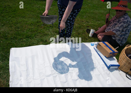 Amherst, STATI UNITI D'AMERICA. 21 Ago, 2017. Giovane usando star scolapasta per visualizzare eclipse in Amherst, MA Credito: Edgar Izzy/Alamy Live News Foto Stock