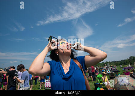 Amherst, STATI UNITI D'AMERICA. 21 Ago, 2017. La donna risponde con entusiasmo a eclipse in Amherst MA Credito: Edgar Izzy/Alamy Live News Foto Stock