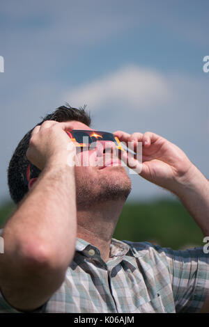 Amherst, STATI UNITI D'AMERICA. 21 Ago, 2017. Un uomo utilizzando speciali occhiali di eclipse. Credito: Edgar Izzy/Alamy Live News Foto Stock