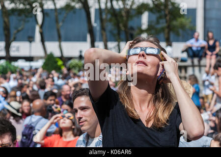 New York, Stati Uniti d'America. 21 Ago, 2017. Migliaia di curiosi si radunano in Bryant Park per guardare la parziale eclissi solare che si verificano in New York lunedì, agosto 21, 2017. New York City non è nel percorso della totalità con la luna che copre soltanto la quasi 72 percento del sole durante le 2:44PM picco. ( © Richard B. Levine) Credito: Richard Levine/Alamy Live News Foto Stock