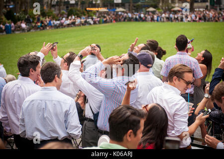 New York, Stati Uniti d'America. 21 Ago, 2017. Migliaia di curiosi si radunano in Bryant Park per guardare la parziale eclissi solare che si verificano in New York lunedì, agosto 21, 2017. New York City non è nel percorso della totalità con la luna che copre soltanto la quasi 72 percento del sole durante le 2:44PM picco. ( © Richard B. Levine) Credito: Richard Levine/Alamy Live News Foto Stock